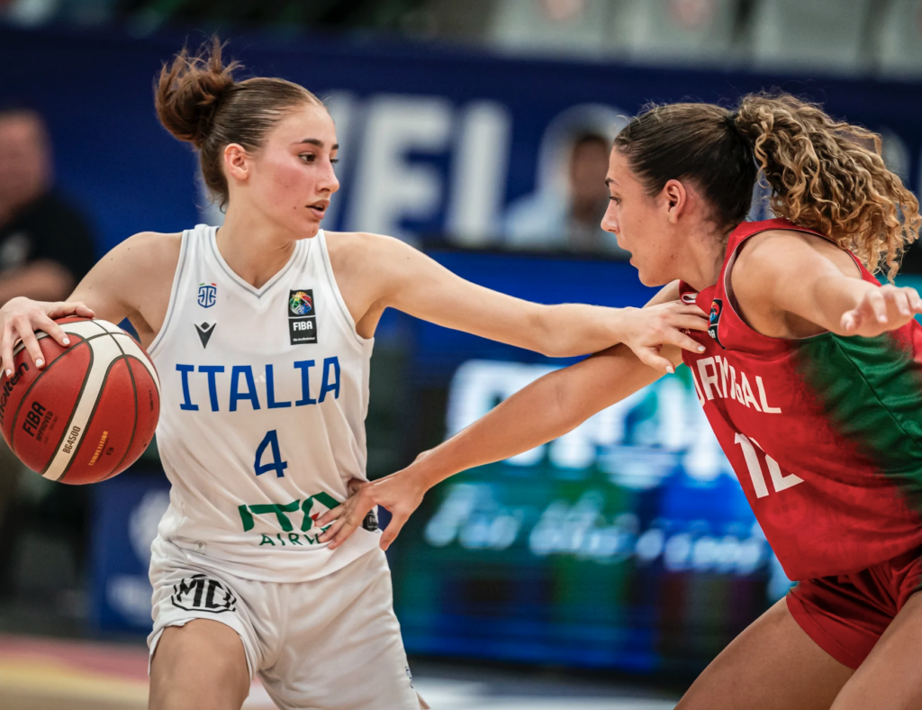 Campeonato Europeu Sub-18, Itália-Portugal 49-68 (Giachetti 14). Domingo Sérvia (16h30, ao vivo YT FIBA) – Federação Italiana de Basquete – Campeonato Europeu Sub-18, Itália-Portugal 49-68 (Giacchetti 14). Sérvia no domingo (16h30, ao vivo no YT FIBA)